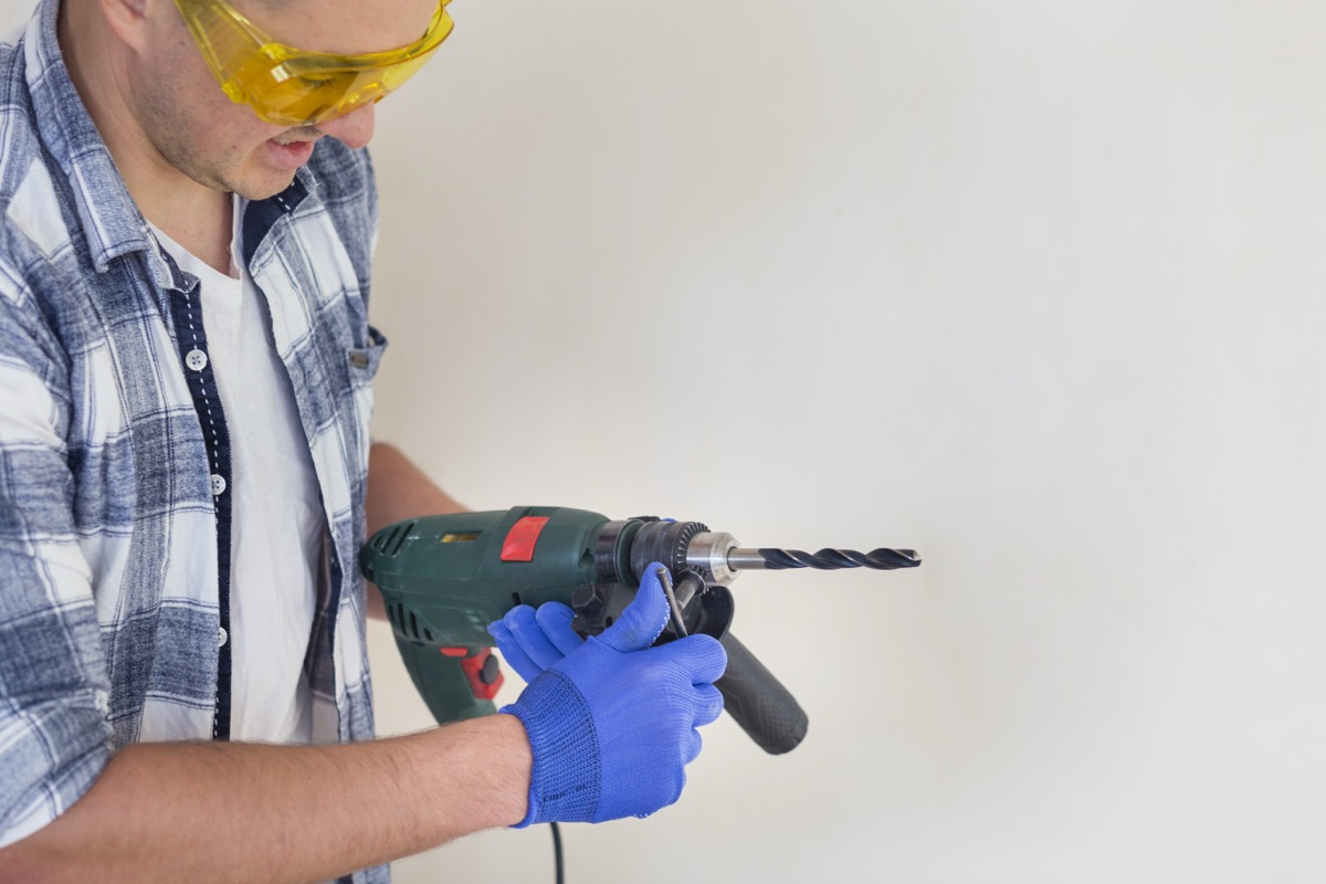 Jak wyciągnąć wiertło z wiertarki? Sprawdź, jak wymienić wiertło!