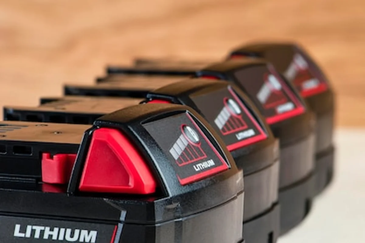 Akumulatory do wkrętarki na drewnianym blacie