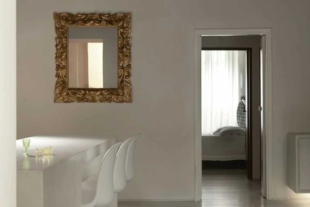 Minimalistyczna biała kuchnia i jadalnia