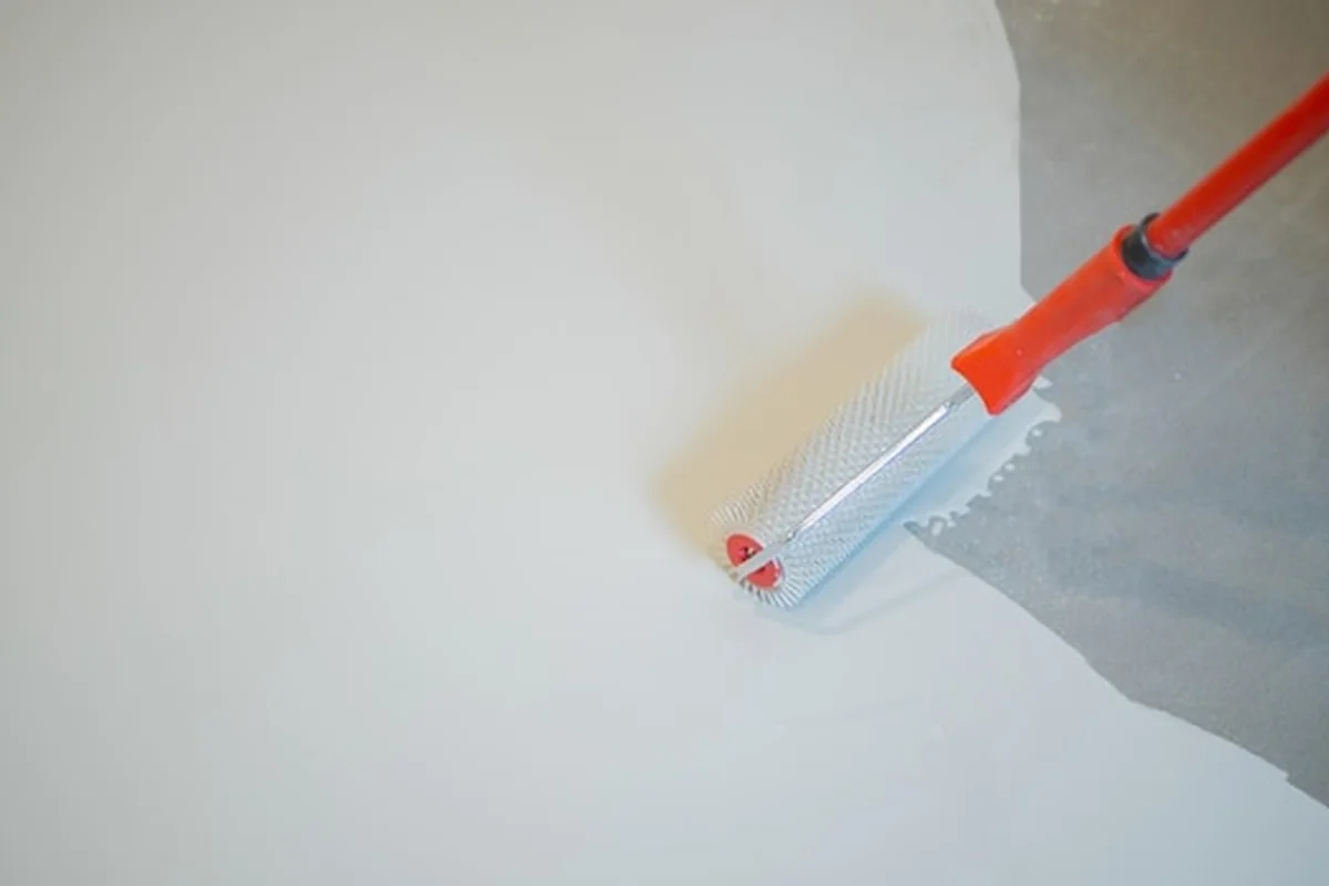 Pracownik budowlany gipsujący ścianę trowelem