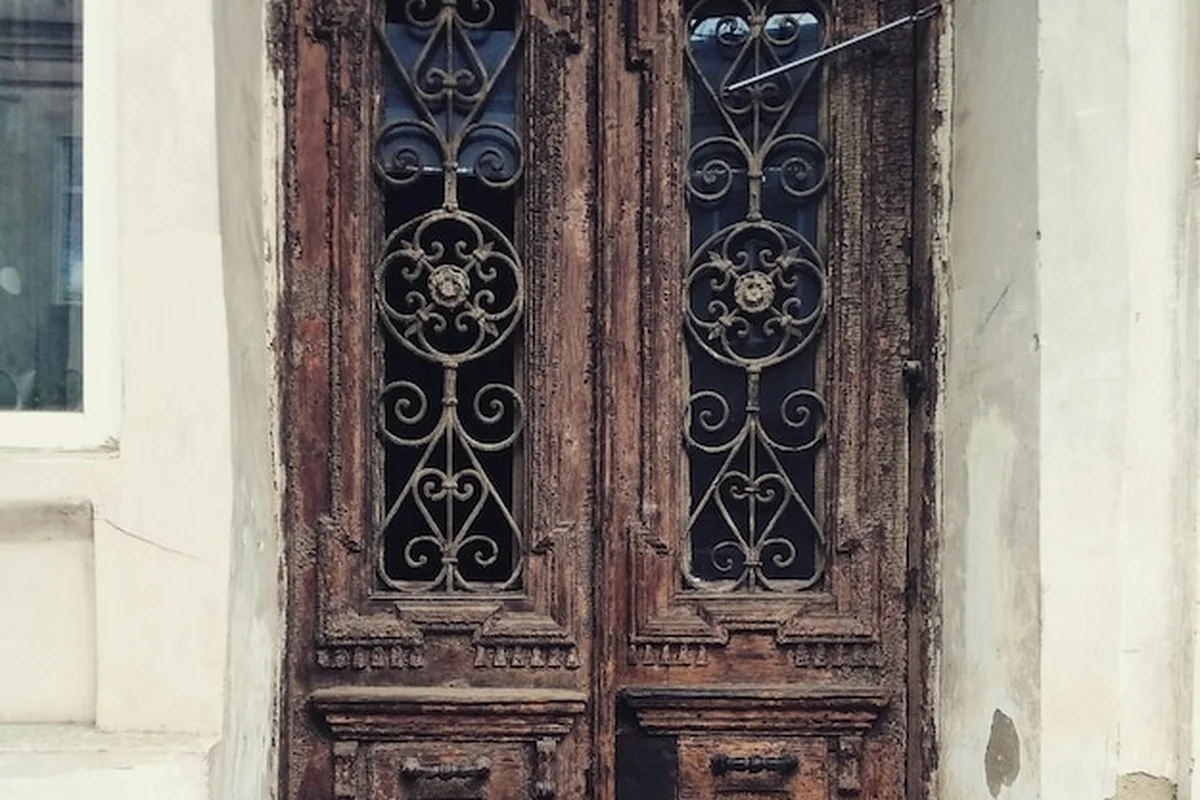 Jak odnowić stare drzwi? Renowacja – poradnik krok po kroku!