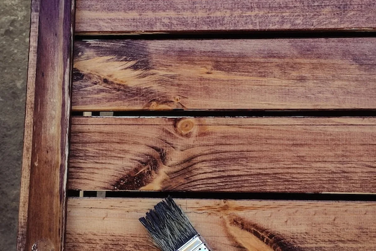 Jak postarzyć drewno? Sprawdź poniższe metody!