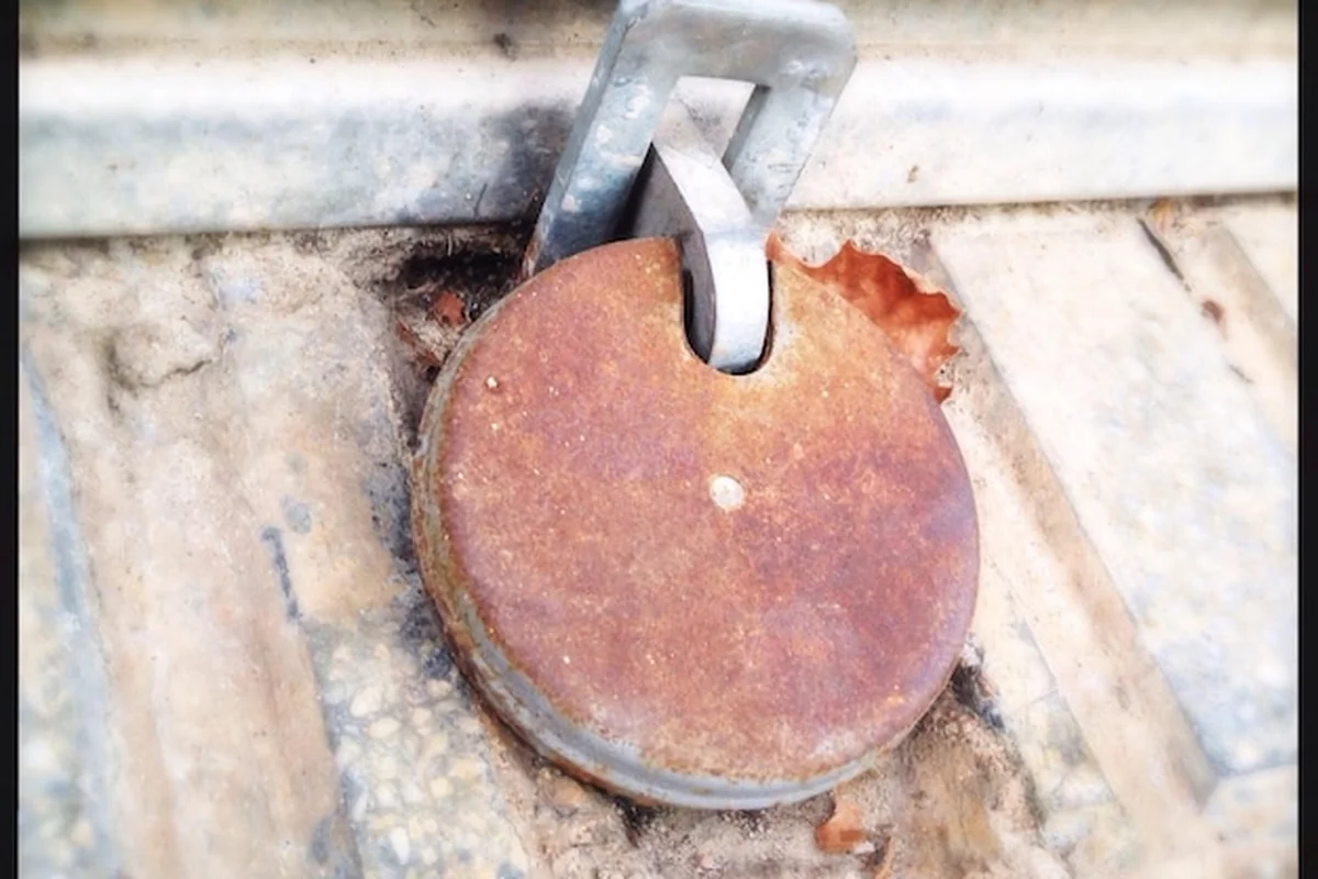 Jak usunąć rdzę z metalowych przedmiotów? Ważne informacje