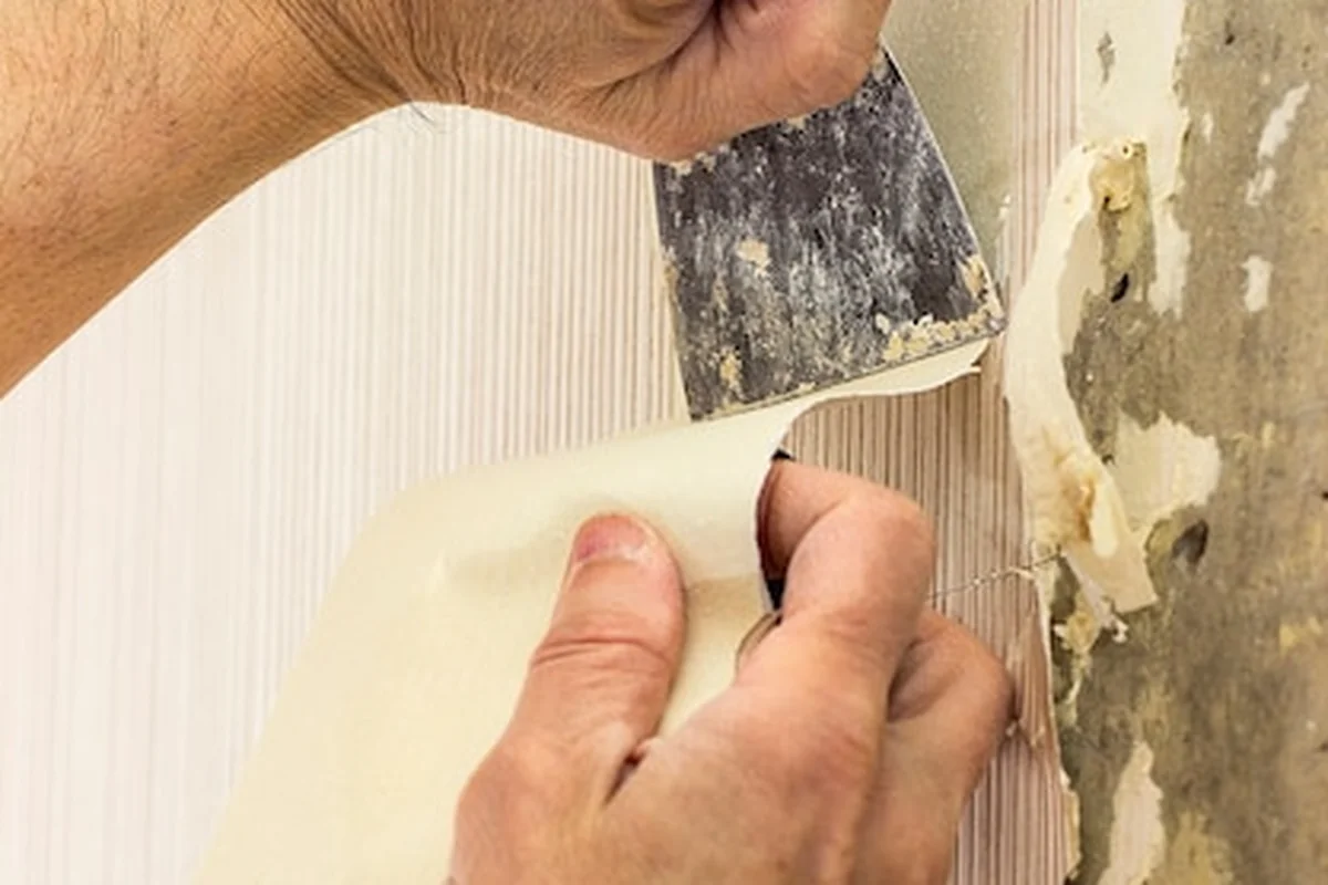 Usuwanie starej tapety w pokoju