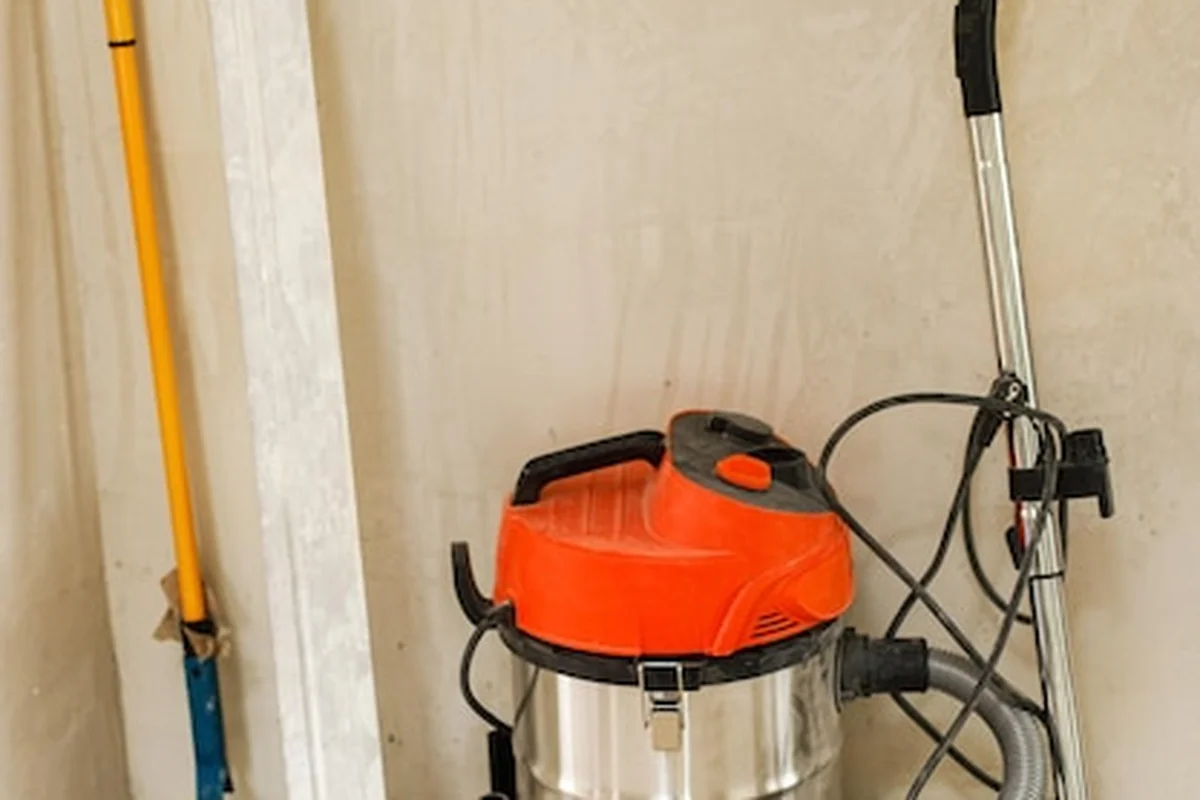 Odkurzacz w zakurzonym pokoju po renowacji