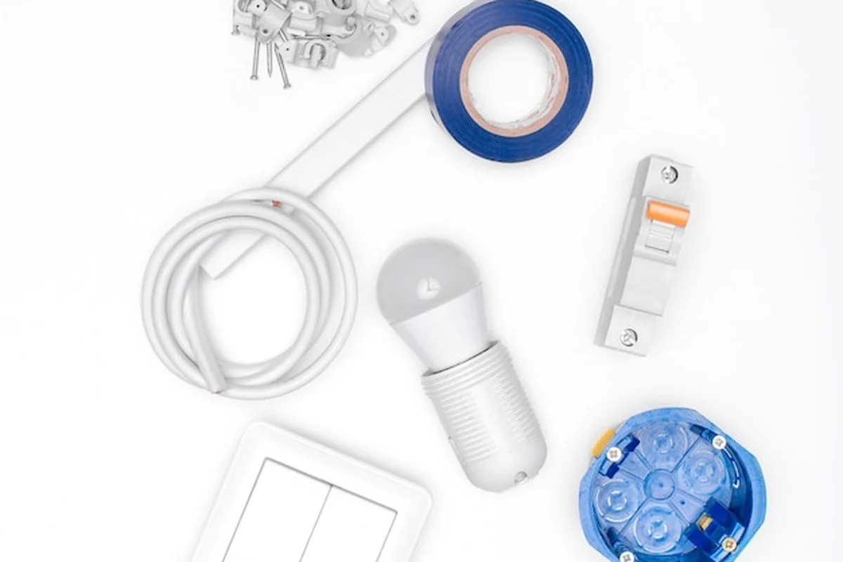 Jakie narzędzia dla elektryka – co musi mieć każdy elektryk?