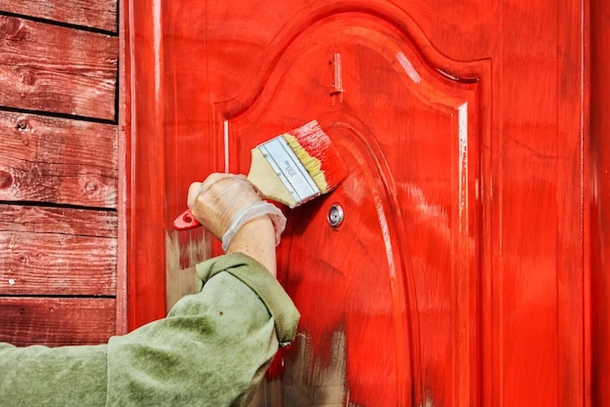 Malowane drzwi przednie na czerwono w wiejskim domu