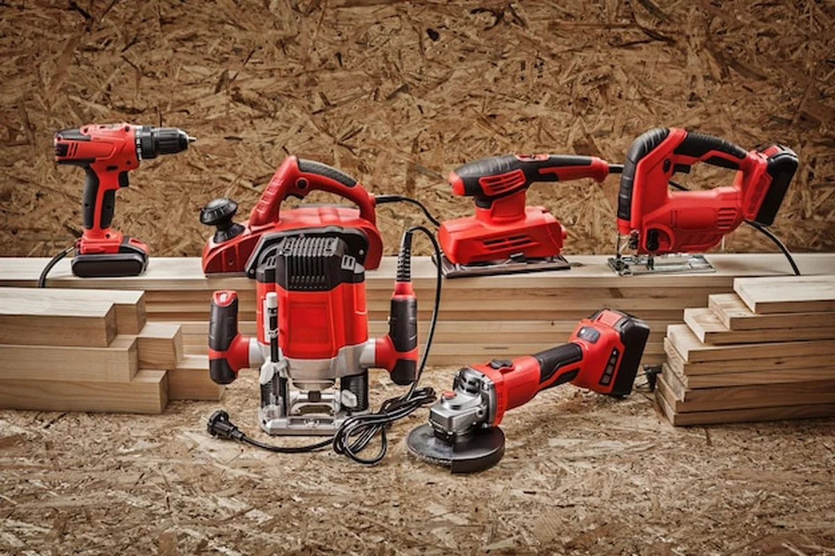 Elektryczne narzędzia ręczne na tle sklejki