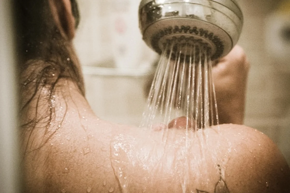 Montaż odpływu liniowego – jak zrobić spad pod prysznicem?