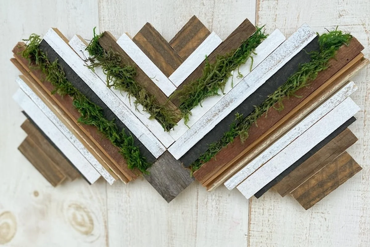 Mozaika z drewna na ścianie z zielonym mchem i różnymi kolorami