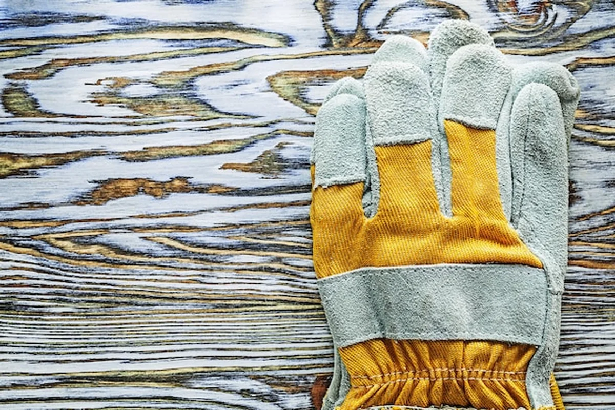 Rękawice ochronne na desce drewnianej