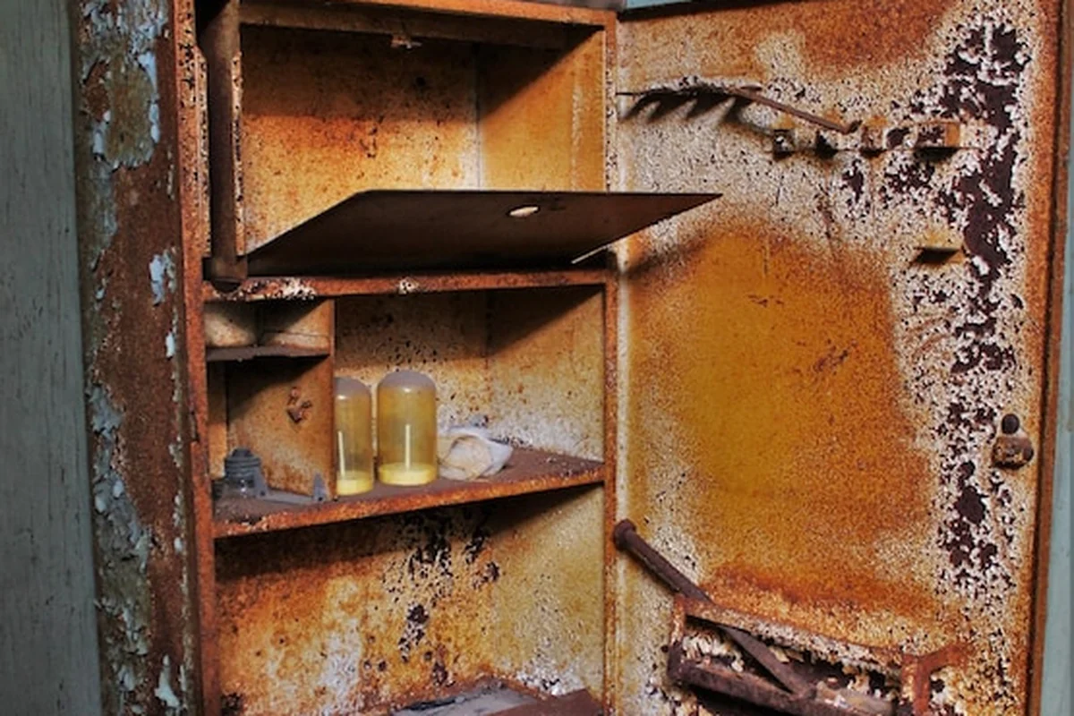 Stara zardzewiała metalowa szafa w opuszczonej fabryce