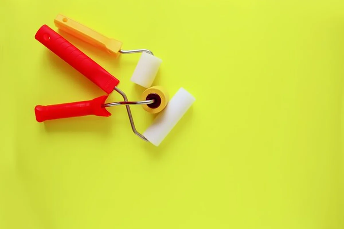 Dwa wałki piankowe do malowania ścian na jasnym tle