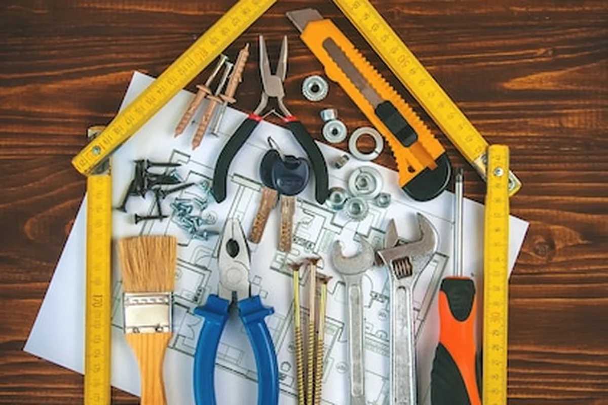 Remont domu z narzędziami - selektywna ostrość planu