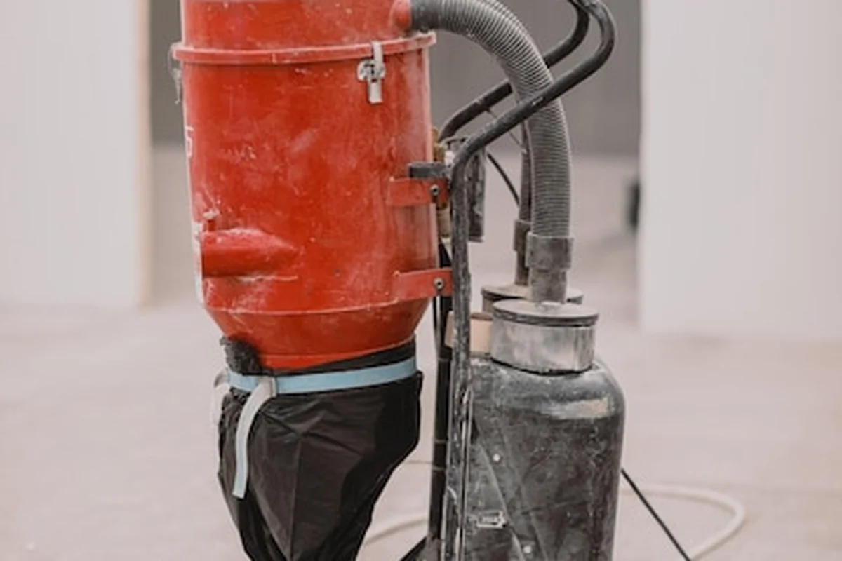 Odkurzacz przemysłowy używany na miejscu, dołączany do szlifierki