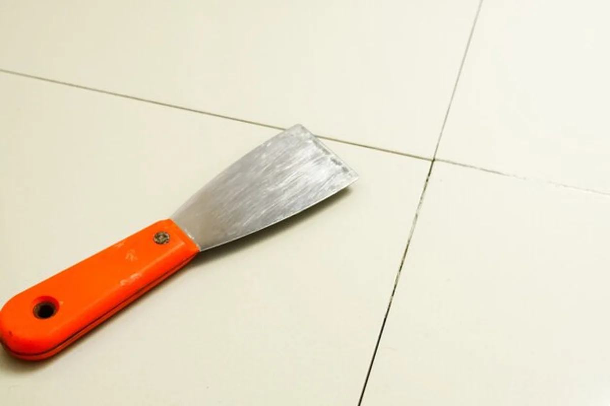 Glazurnicy fugują płytki ceramiczne stalią nierdzewną